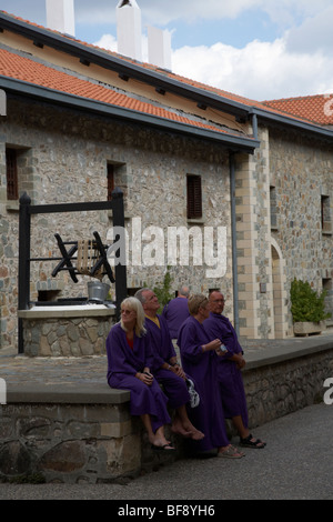 Turisti viola che indossa vesti di copertura nel cortile del Santo Royal e Stavropegiac Monastero della Vergine di Kykkos Foto Stock