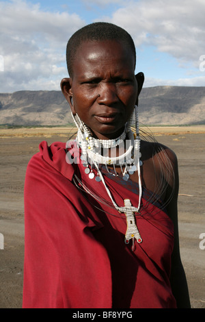 Ritratto di donna Masai vicino al Lago Natron, Tanzania Foto Stock