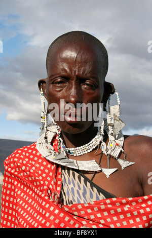 Ritratto di donna Masai vicino al Lago Natron, Tanzania Foto Stock