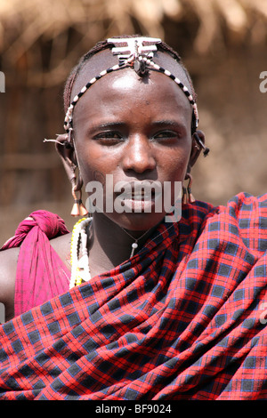 Ritratto di giovane uomo Masai nel villaggio di Engaruka, Rift Valley, Tanzania Foto Stock