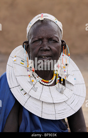 Anziani Masai donna che indossa Engarewa collana in Engaruka Village, Rift Valley, Tanzania Foto Stock