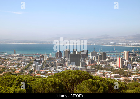 Vista sulla Città del Capo il quartiere finanziario e il porto dalla montagna della tavola base, Sud Africa Foto Stock