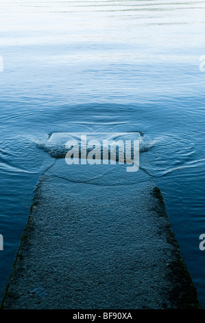 Molo al castello di Lomond sulle rive di Loch Lomond Foto Stock