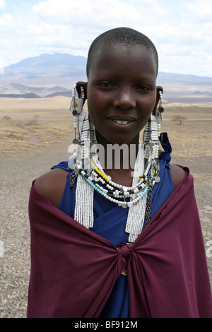 Ritratto di giovane donna Masai vicino al Lago Natron, Tanzania Foto Stock