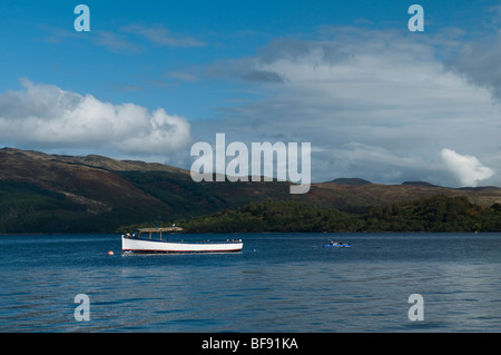 Vista sul Loch Lomond da Luss con barca in primo piano Foto Stock