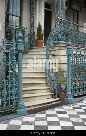 Decorative scalinata in ferro battuto con gradini di marmo nel centro storico di Charleston, Sc, STATI UNITI D'AMERICA, che date prima della guerra civile americana. Foto Stock