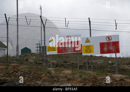 segnali di allarme di radiazione sulla recinzione in british military observation post raf troodos sul monte olympus repubblica di cipro Foto Stock