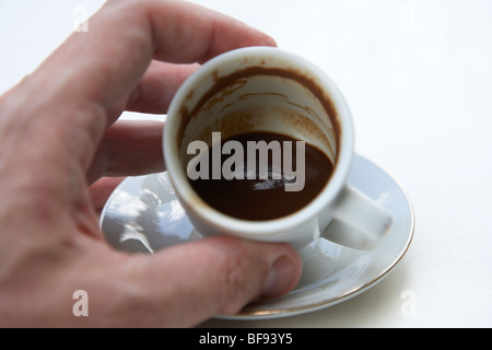 Esaminando i fanghi di feccia di caffè turco noto come caffè cipriota nella Repubblica di Cipro in Europa Foto Stock