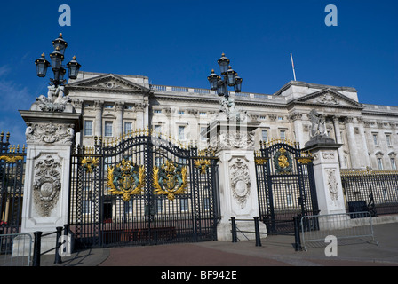 I cancelli di Buckingham Palace di Londra Foto Stock