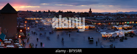 Alba a Djemaa el Fna a Marrakech, Marocco. Foto Stock