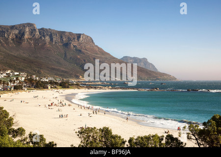 Vista su Camps Bay verso i dodici Apostoli montagne, Cape Town, Sud Africa Foto Stock