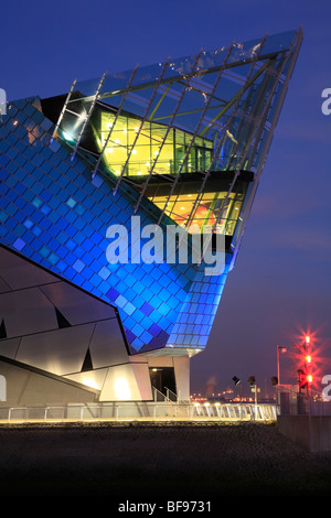 Il Deep Submarium di notte di Kingston upon Hull, East Yorkshire, Inghilterra, Regno Unito. Foto Stock