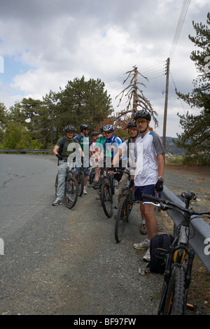 Un gruppo di giovani uomini britannici turisti facendo una sosta mentre touring strade di montagna in mountain bike troodos square Foto Stock