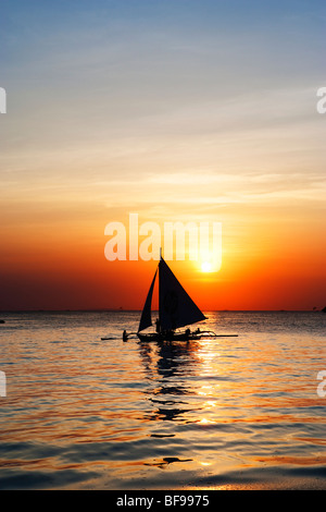 Barca a vela al tramonto Boracay; Il Visayas; Filippine. Foto Stock