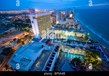 Vista aerea al crepuscolo di alberghi e la spiaggia sulla striscia turistica (zona dorata) in mazatlan, Messico. Foto Stock