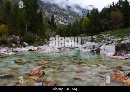 Fiume Soca in Slovenia in autunno Foto Stock