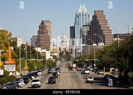 Una vista verso sud Congress Avenue al Campidoglio dello Stato del Texas ad Austin, Texas, Stati Uniti d'America Foto Stock