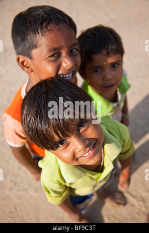 Bambini indiani a Pushkar Mela in Pushkar nel Rajasthan in India Foto Stock