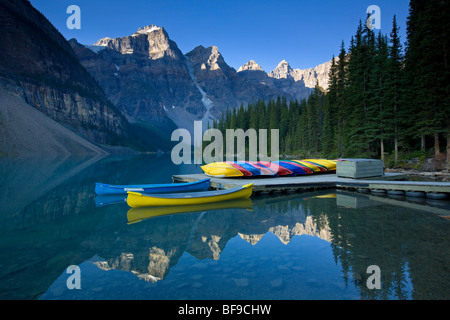 Canoa dock, Moraine Lake, il Parco Nazionale di Banff, Alberta, Canada Foto Stock