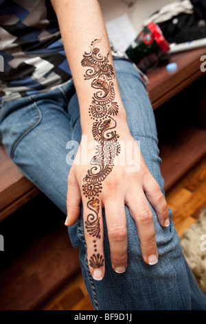 Henna su una mano ragazze Foto Stock