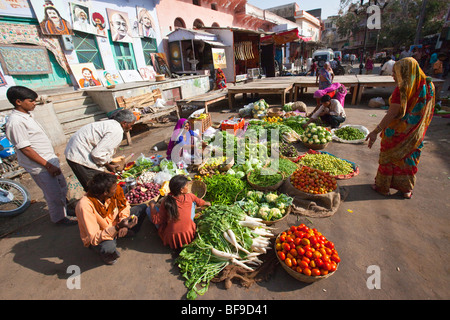 Verdure fresche in un mercato in Pushkar nel Rajasthan in India Foto Stock