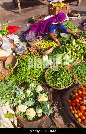 Verdure fresche in un mercato in Pushkar nel Rajasthan in India Foto Stock