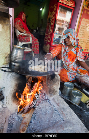La cottura di Chapati in Pushkar nel Rajasthan in India Foto Stock