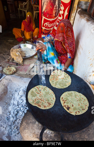 La cottura di Chapati in Pushkar nel Rajasthan in India Foto Stock
