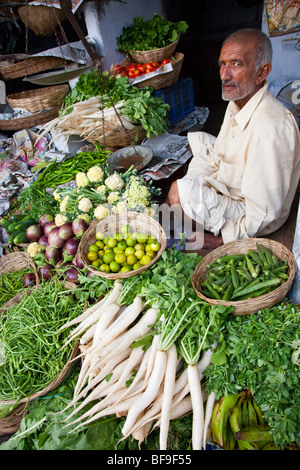 L'uomo vendere verdure in Pushkar nel Rajasthan in India Foto Stock