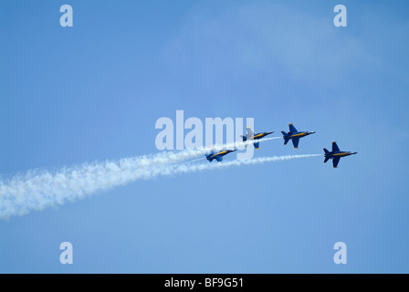 Blue Angels di eseguire un 'Tuck sotto rompere' manovra. Foto Stock