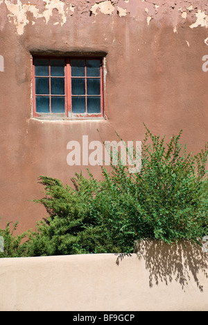 Una semplice immagine di una parete spiovente su un UAT casa adobe parla del fascino si può vedere durante la visita di stato del New Mexico. Foto Stock