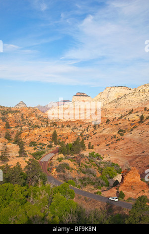 La guida in mezzo alle slickrock di arenaria Navajo, su Zion-Mt. Carmel Highway, vicino all'ingresso est del Parco Nazionale di Zion, Utah Foto Stock