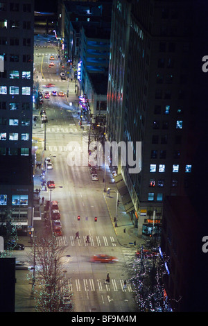 La quarta Avenue a notte nel centro di Seattle, Washington Foto Stock