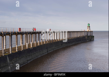 Uno dei piloni all'ingresso al porto di Whitby. Foto Stock