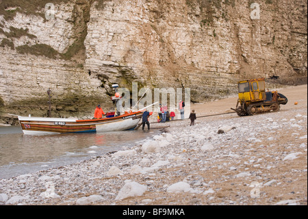 Una barca da pesca trasportato a terra a Flamborough Nord dell'atterraggio, Yorkshire. Foto Stock