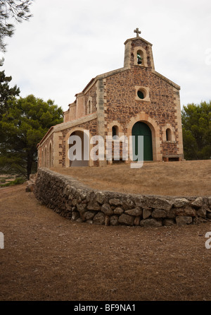 Chiesa di mattoni (chiesa di Fatima) in Mahon, Minorca con erba secca e la parete contro una nuvola bianca sky Foto Stock