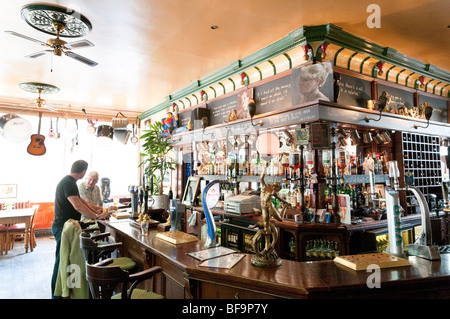Interno della vecchia Eagle pub di Camden, London, England, Regno Unito Foto Stock