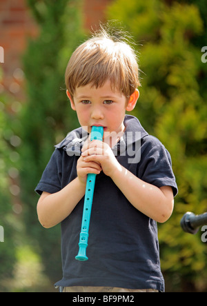 Ritratto di un giovane ragazzo giocando con un registratore Foto Stock