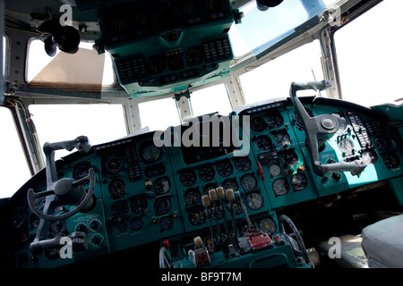 Cabina di pilotaggio di un aereo cargo Ilyushin Il-62 in ucraino Aviation Museum in Kiev-Zhulyany. Foto Stock