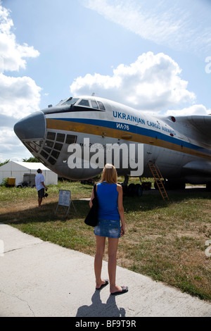 Un aereo cargo Ilyushin Il-62 in ucraino Aviation Museum in Kiev-Zhulyany. Foto Stock