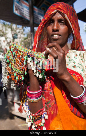 Donna di vendita gioielli al Camel Fair in Pushkar nel Rajasthan in India Foto Stock