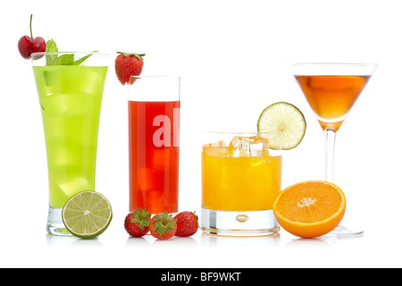 Bicchieri di fragole fresche, arancione e succo di kiwi riflessa su sfondo bianco. Profondità di campo Foto Stock