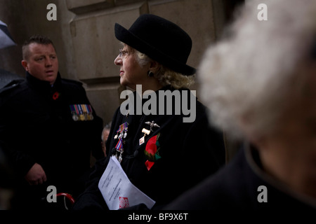 Vedove di guerra e gli amici si sono riuniti presso il cenotafio in atto annuale di ricordo per le vittime delle guerre Foto Stock
