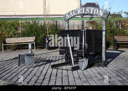 Targhetta di fabbrica e il memoriale per il patrimonio minerario di Sacriston in Co. Durham, England, Regno Unito Foto Stock