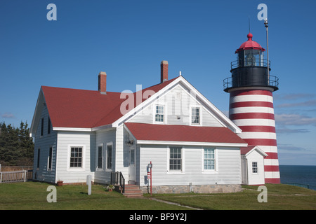 West Quoddy Head Light in Lubec, Maine protegge il più a est punto di terra negli Stati Uniti. Foto Stock