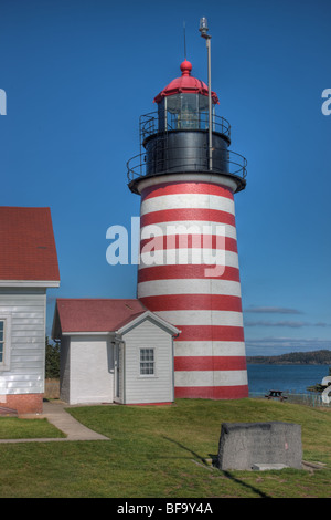 West Quoddy Head Light in Lubec, Maine protegge il più a est punto di terra negli Stati Uniti. Foto Stock