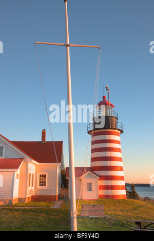 West Quoddy Head Light in Lubec, Maine protegge il più a est punto di terra negli Stati Uniti. Foto Stock