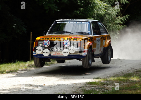 Talbot Sunbeam Lotus pilotato da Russell Brookes oltre il salto il Rally a Goodwood Festival della velocità 2009 Foto Stock