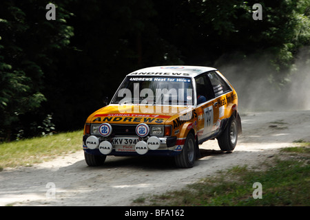 Talbot Sunbeam Lotus pilotato da Russell Brookes oltre il salto il Rally a Goodwood Festival della velocità 2009 Foto Stock