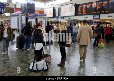 Turisti e pendolari in stazione dei treni di Euston, London Foto Stock